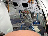 Pohled do novho interiru kabiny lodi typu Sojuz TMA (2002)
